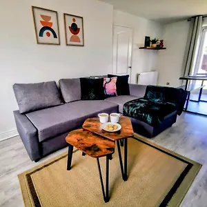 No 7 - Bright, Spacious 3 Bed With Parking & Wifi , Huyton United Kingdom